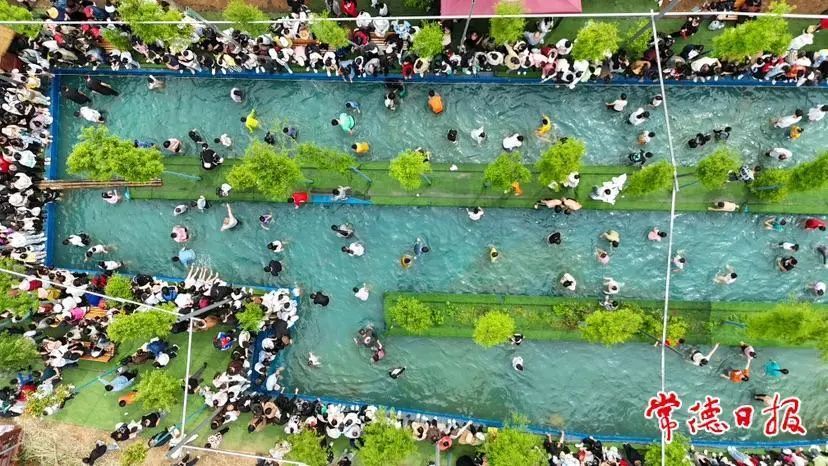 绿岛蓝湾景区上演万人齐聚与山水共舞的场景.