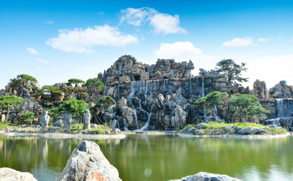 泗县运河人家 (图源:泗县发布)最引人注目的莫过于景区内各类雕塑