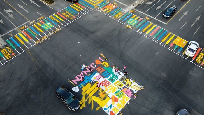 在斑马线之间不仅标识了腊山河东路和兴福寺路两条道路的名称,还彩绘
