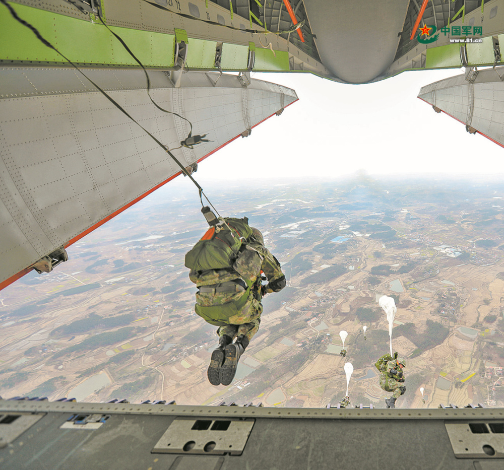 精兵天降空降兵某旅开展集群伞降战斗演练