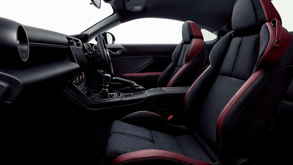 内饰部分则换上了黑红双拼色座椅和带有sti字样的一键启动按钮,值得一