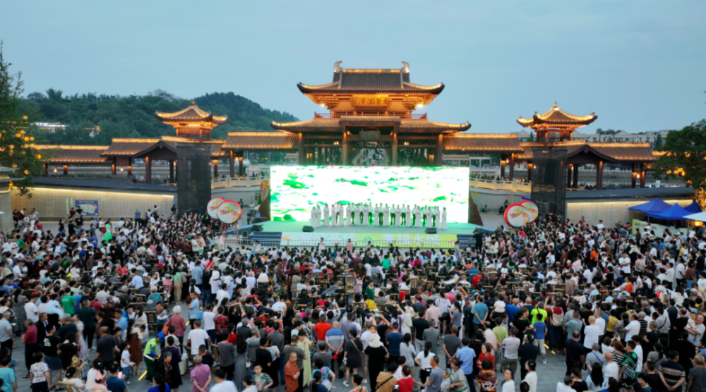 8万人次到新津现场体验龙舟会和旅游消费,线上观看直播人数超过200万