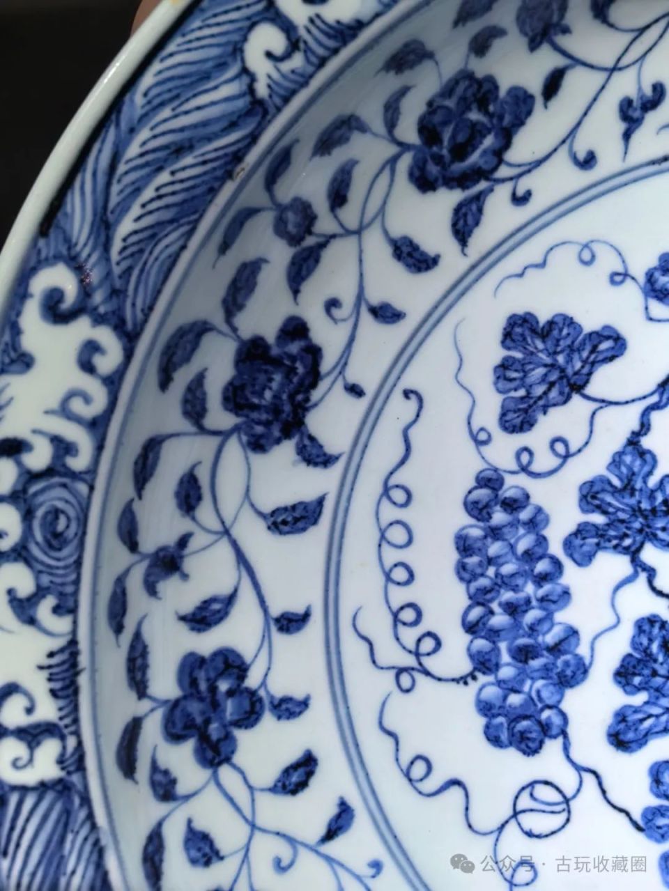 瓷器鉴赏：明永乐青花缠枝四季花卉葡萄纹海浪折沿大盘