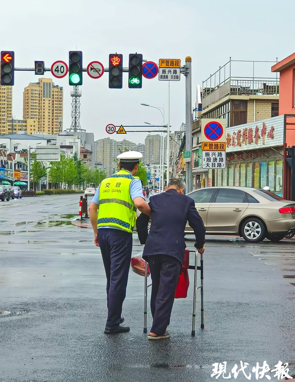 这对背影好暖!辅警雨中搀扶老人过马路被拍