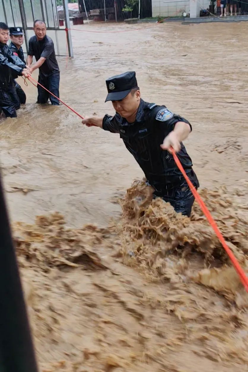 人民警察救灾照片图片