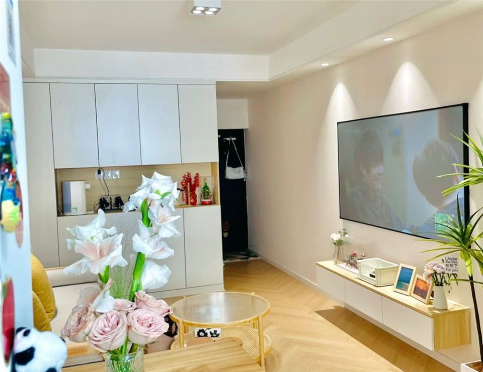 墙纸,而装修后,原先家里的餐桌也被取消了,取而代之是更大的客厅空间