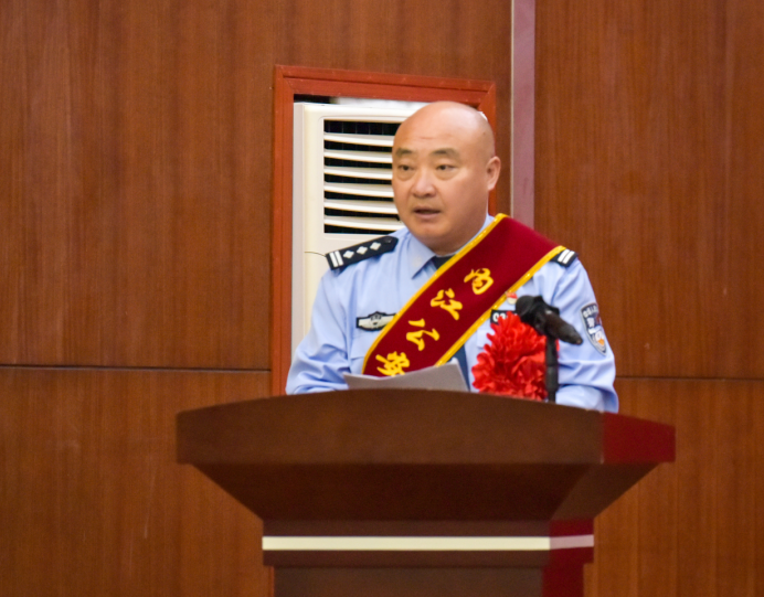 会上,播放了内江公安命案积案攻坚展播宣传片《迁年缉凶》,获奖代表