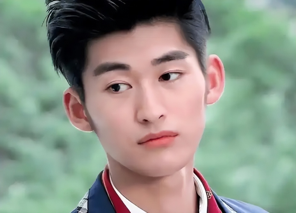 41岁张翰扮嫩演高中生被吐槽,脸部苍老眼神疲惫,好像学生的家长