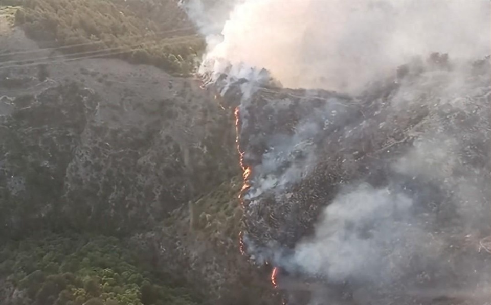 山西交城一地发生山火,当地正组织扑救