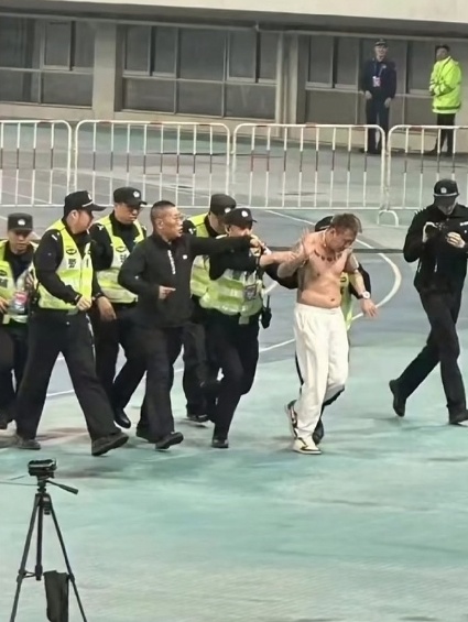 冲入球场有球迷发现昨晚冲入国足赛场的是网红董祥