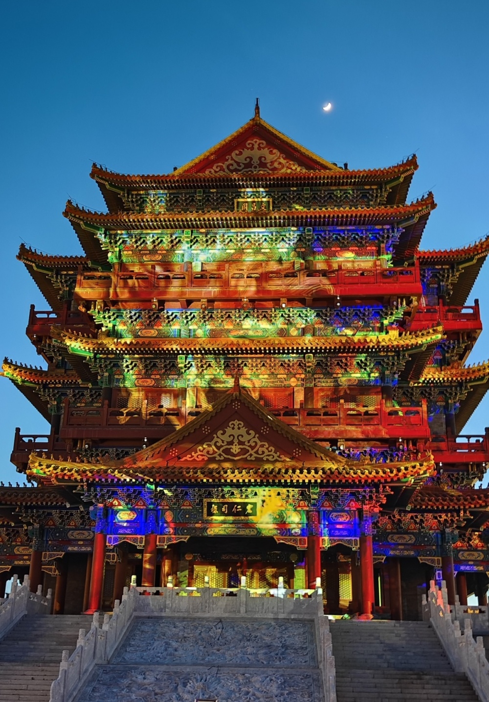 夜色下流光溢彩的莒国古城