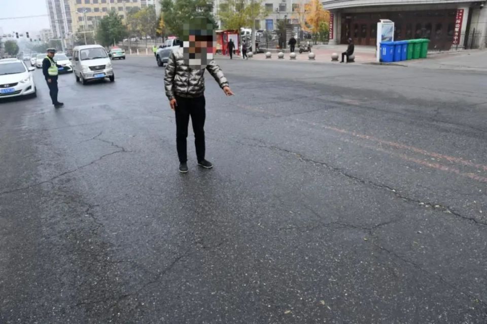 锦州一跑腿小哥撞倒老人后逃逸