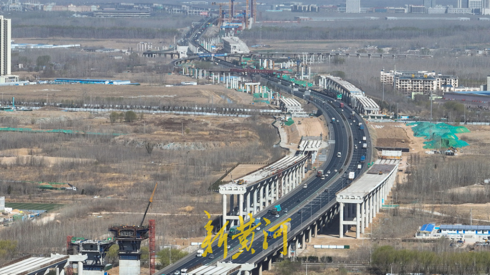 京台高速拓宽进行中,为保桥下交通顺畅,架高桥梁跨越河道和立交桥 | a