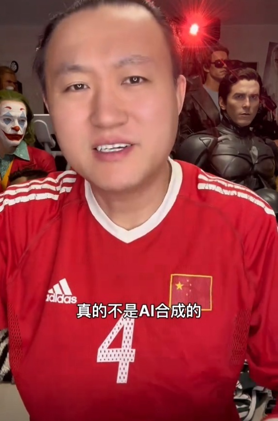 作为足球解说员,王涛和很多球星都有合作,还曾去梅西家拜访,带大量