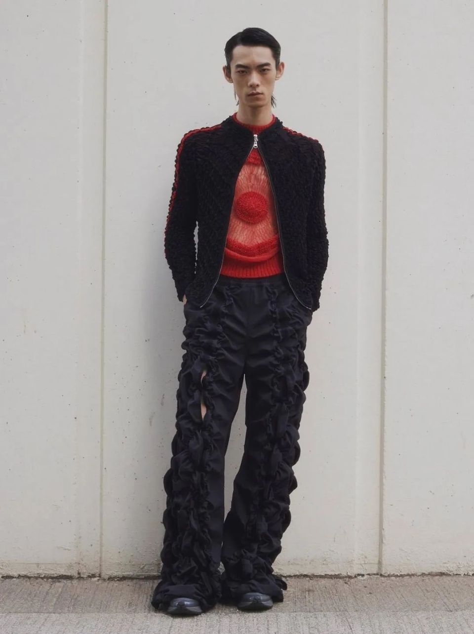 穿的雄赳赳,你可以穿得花里胡哨,可以穿紧身,也可以穿半透明的衣服,最