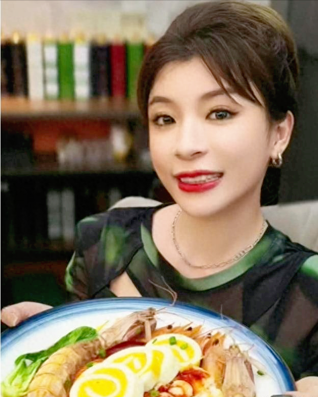 千万级网红我是晴天:包子里放金条,从小做公益,自嘲是财阀家的胖丫头