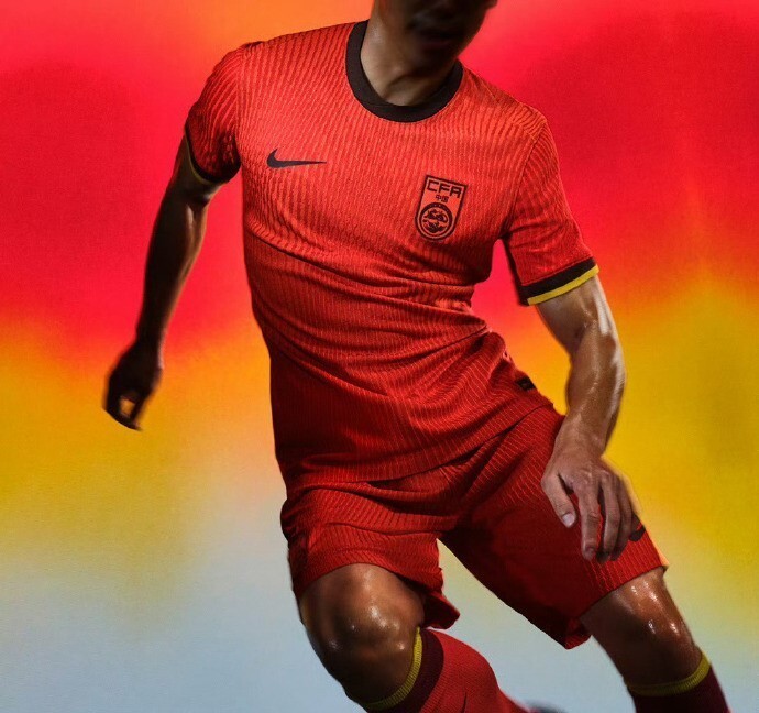 国足新球衣曝光大量使用深色元素客场球衣神似黑龙