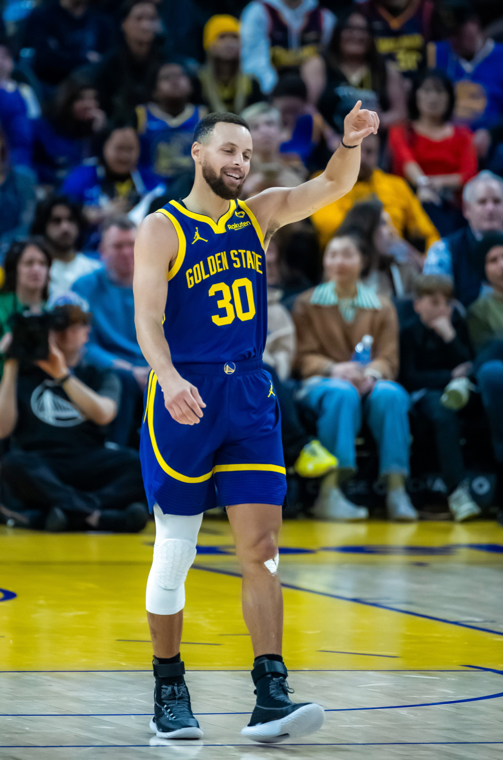 篮球——nba常规赛:勇士胜黄蜂