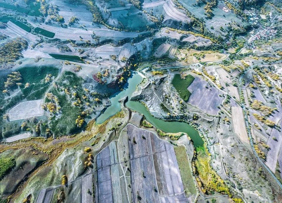 《人与自然》(组照)08姜南(辽宁鞍山)▲《花样河流》08华丕虹