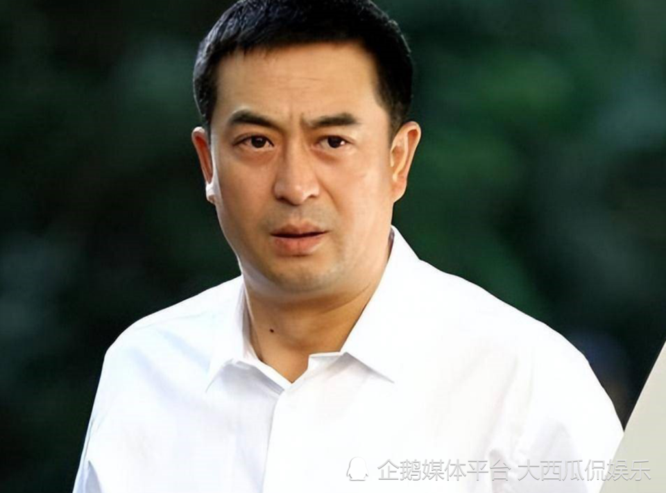 接二连三出演《悬崖》,《心术》等爆款剧,张嘉译的名气一路高涨