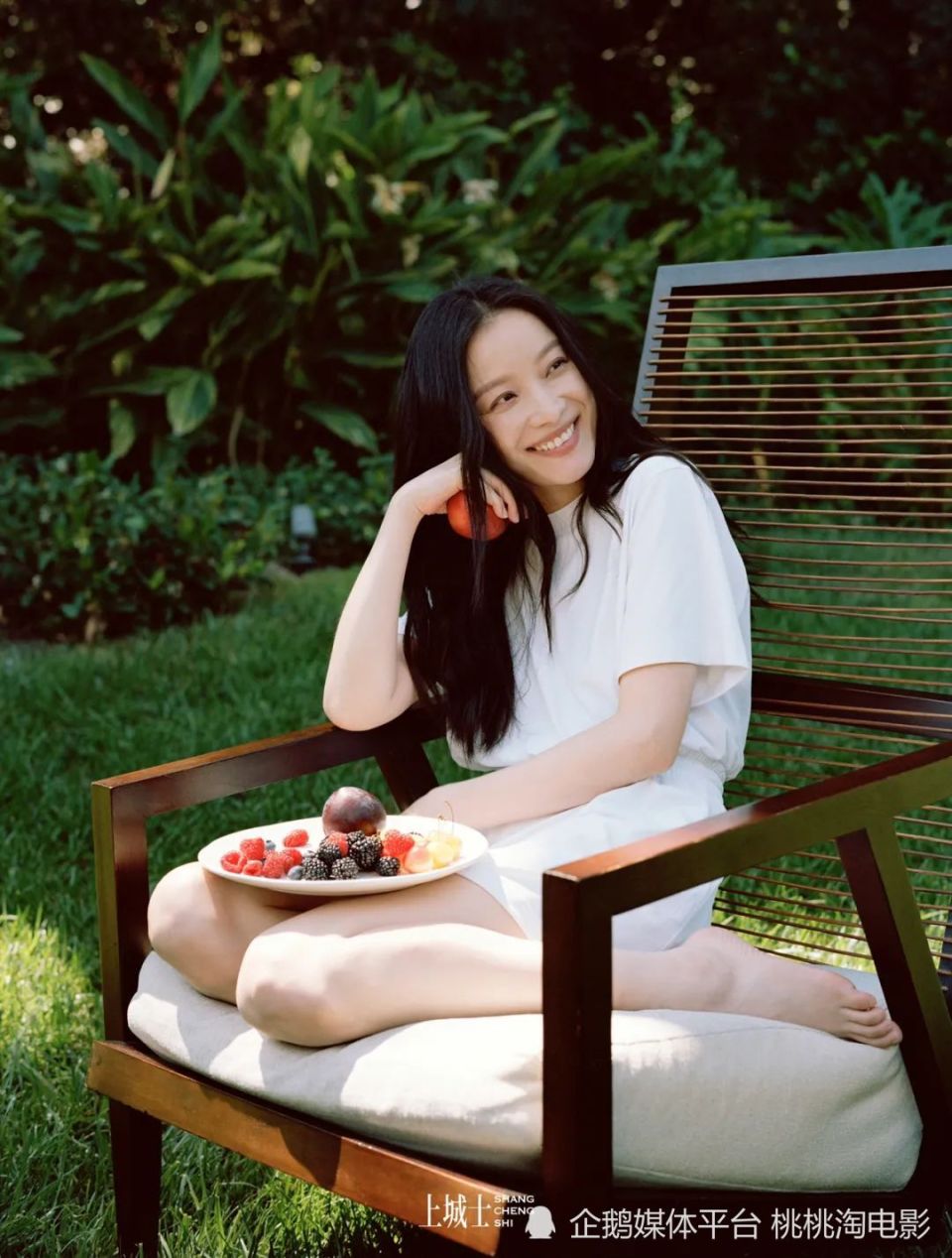 倪妮《上城士》文艺范写真大片,加州享受"人生假期"松弛自在