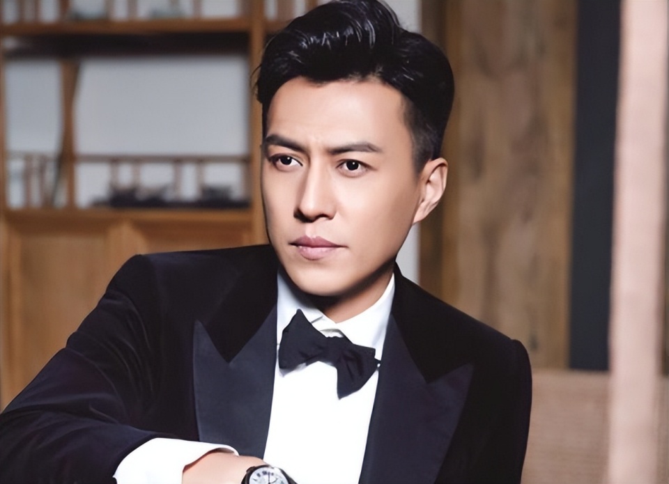 47岁靳东的发型告诉我们:中年男性有刘海更气质减龄不油腻_腾讯新闻