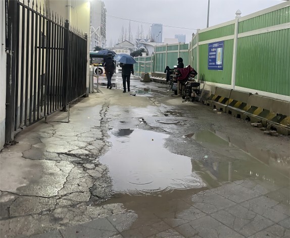 龙漕路地铁站临时通道变成积水路市民盼整改