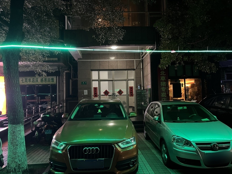 小区停车位紧张,单元楼门口停满车,居民担忧:遇突发事件逃生通道不
