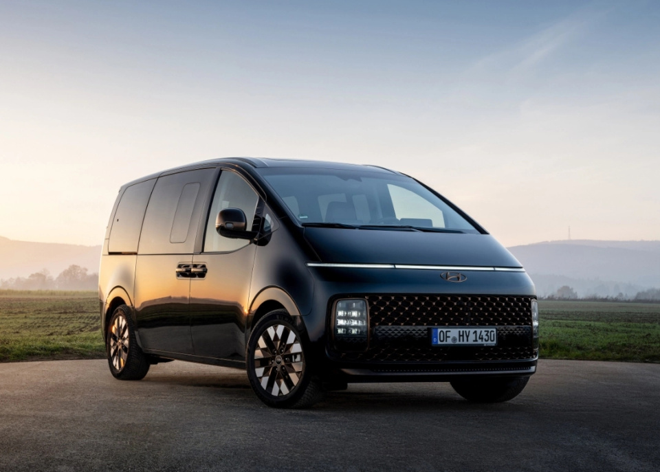 圆润的前脸搭配分体式大灯和双侧滑门,展现出现代汽车在设计上的独特