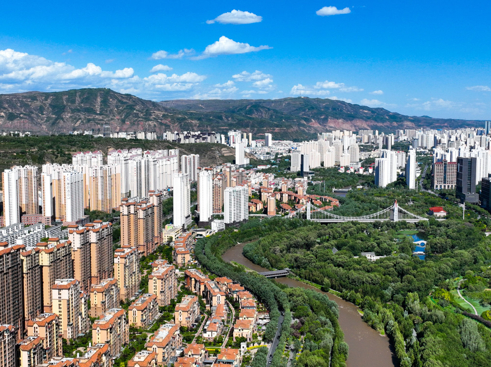 新华社记者 张龙 摄这是6月4日拍摄的青海省西宁市的一处生态湿地公园