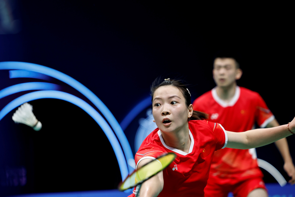 10月6日,郑思维(左)/黄雅琼在比赛中.新华社记者 任正来 摄