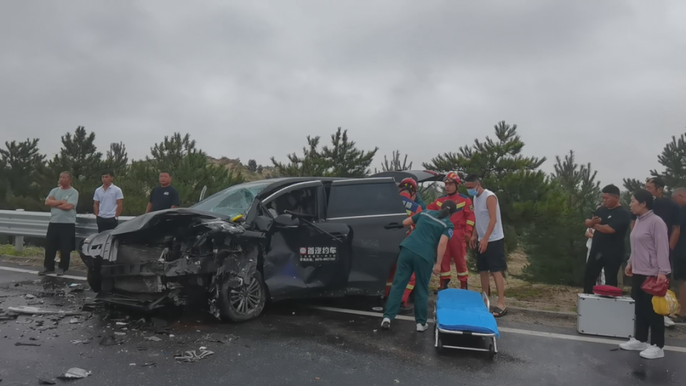 迎面相撞,内蒙古一地发生两车相撞事故,有人员被困