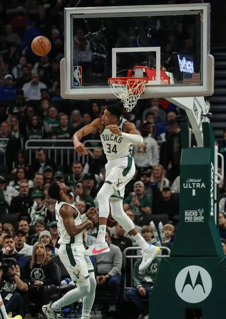 及至末节决战阶段,字母哥继续不断冲击内线得分,完成