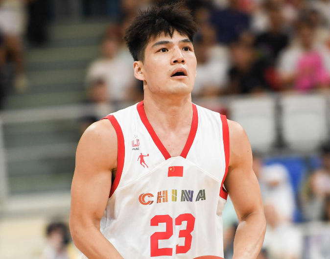 中国队在9-15名排位赛对阵蒙古队,首节开局张宁助攻杨曦皓中投命中