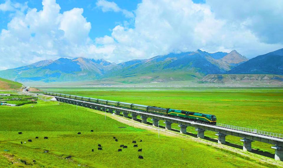 巍巍昆仑,茫茫雪域,一条黑色的钢铁巨龙横贯大地,将青藏高原与祖