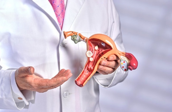 据了解,子宫脱垂是指子宫从正常位置沿阴道下降,宫颈外口达坐骨棘水平