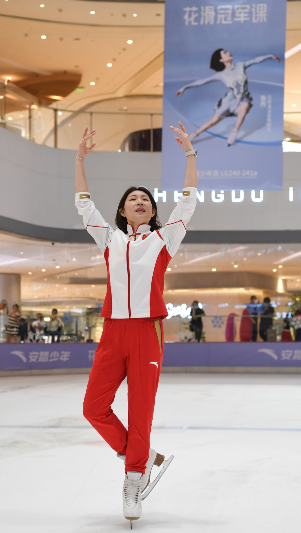 体育花滑世界冠军张丹在成都开展教学课