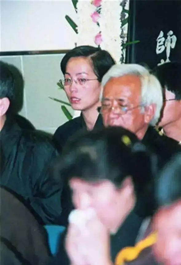 直到2001年,她经人介绍认识了大她10岁的亿万富商黄乃扬,2004年两人