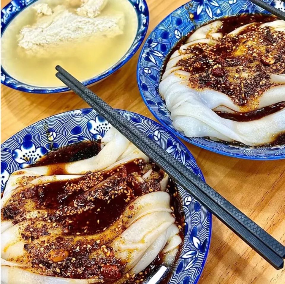 汉中面皮和菜豆腐 | 图源:小红书用户@怪怪道人能吃是福,感到饥饿