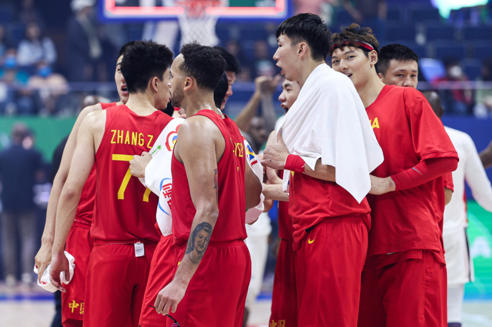 边线球怎么发?李凯尔上演教科书式发球,周琦真应该向他取取经