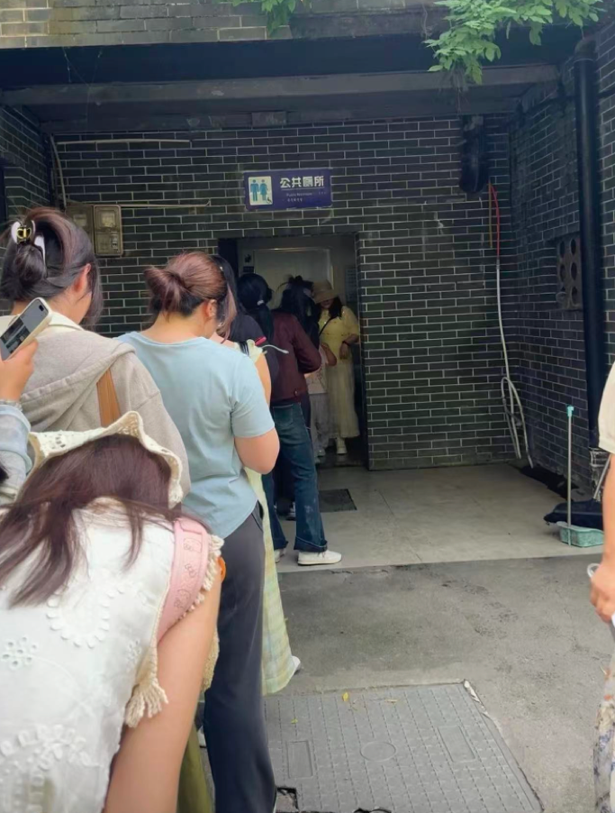 网红圈最惨人设 “厕评师”突然走红