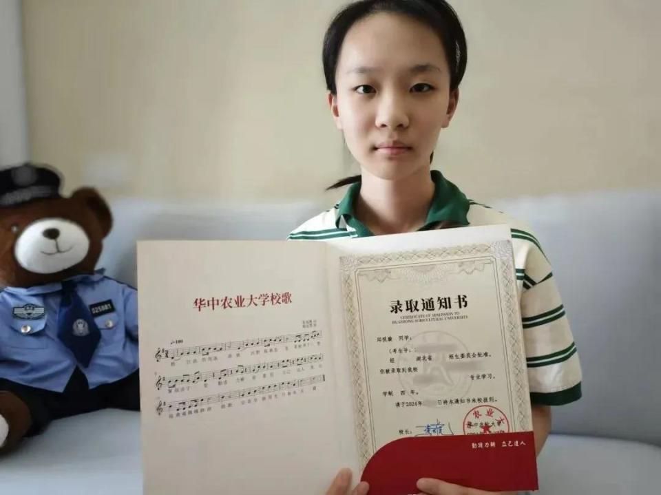 "爸爸,我考上大学了!" 她用录取通知书告慰烈士父亲