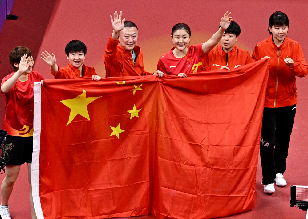 9月26日,获得乒乓球项目女子团体冠亚季军的队员在领奖台上.
