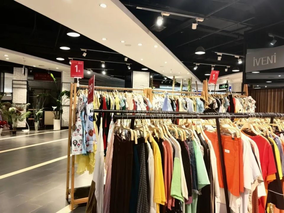 郑州一商场卖“1元衣服”？多方回应_腾讯新闻