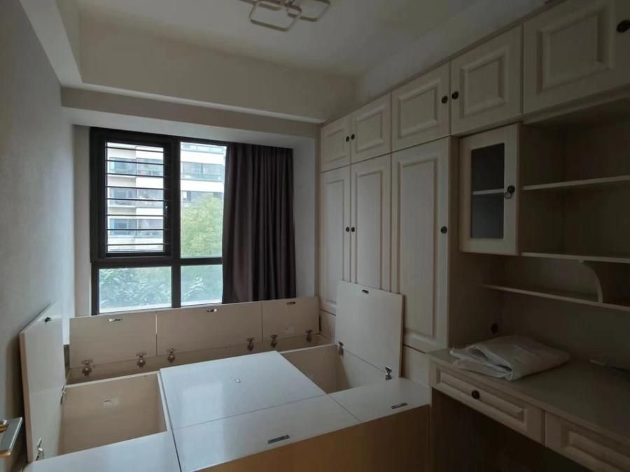 房内部分墙纸脱落,孟女士过户后需要重新翻修.