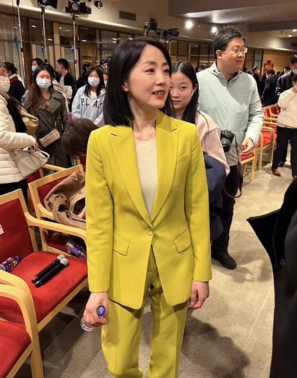 央视气象女神杨丹私下露面,生图曝真实颜值,高龄产子仍纤细婀娜_腾讯