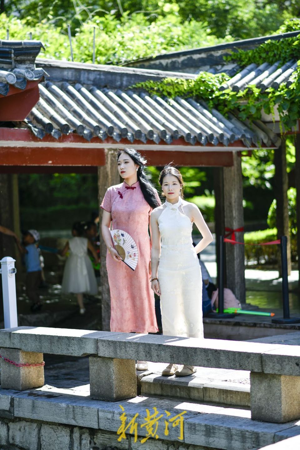 泉城迎来凉爽好天气 游客观泉亲泉感受夏日清风