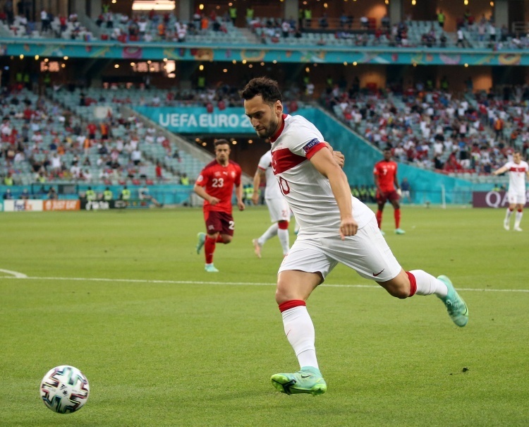 恰尔汗奥卢:我们对阵强大的意大利表现出色,希望巴雷拉尽快复出