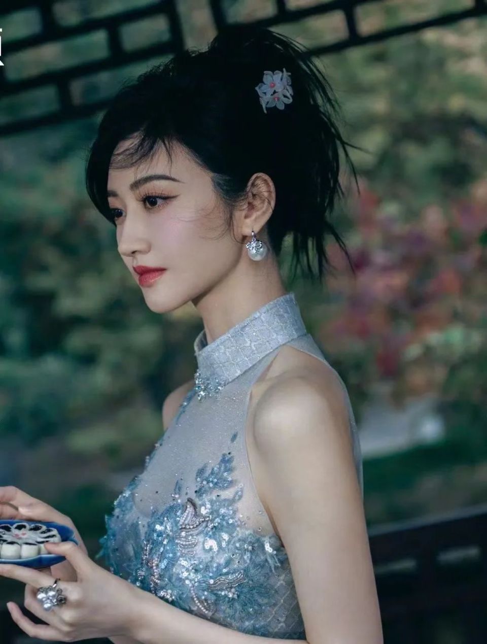 新中式发型的精髓,还得看杨紫的侧盘发!