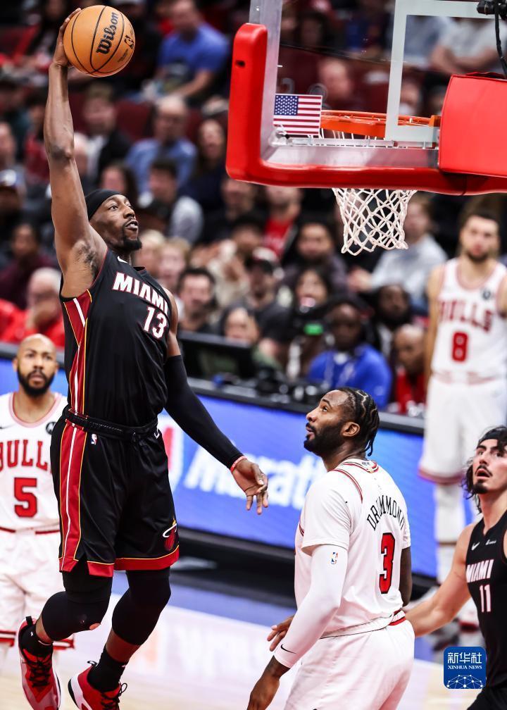 11月20日,热火队球员阿德巴约(上)在比赛中扣篮.